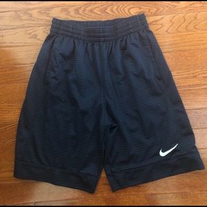 Nike Boy Large Navy checked shorts
